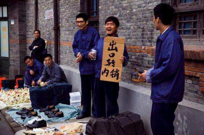 从200亿暴跌10倍“一代鞋王”跌落神坛AG真人平台app中产不爱穷鬼不穿！市值(图2)