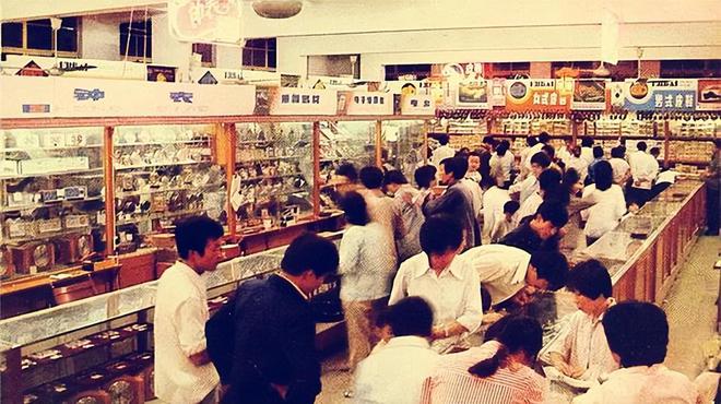 从200亿暴跌10倍“一代鞋王”跌落神坛AG真人平台app中产不爱穷鬼不穿！市值(图8)