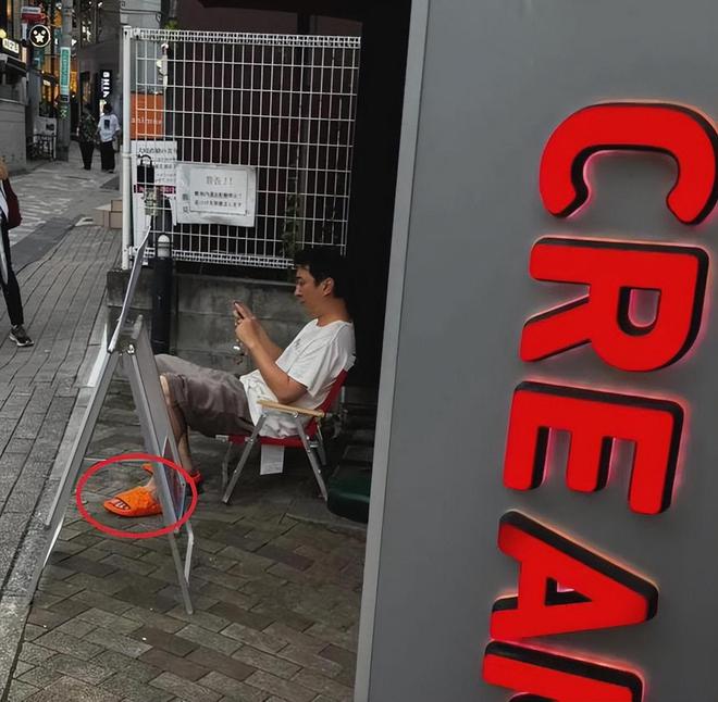 从200亿暴跌10倍“一代鞋王”跌落神坛AG真人平台app中产不爱穷鬼不穿！市值(图11)