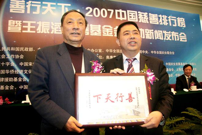 从200亿暴跌10倍“一代鞋王”跌落神坛AG真人平台app中产不爱穷鬼不穿！市值(图12)