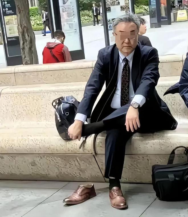 从200亿暴跌10倍“一代鞋王”跌落神坛AG真人平台app中产不爱穷鬼不穿！市值(图14)