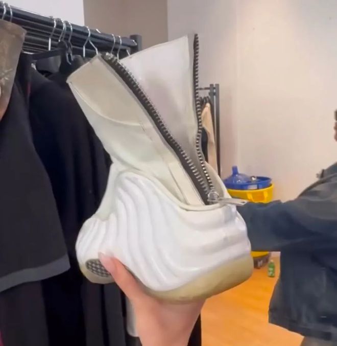 ！Nike「靴子喷」头一次见！AG真人游戏第一品牌造型超叛逆(图3)