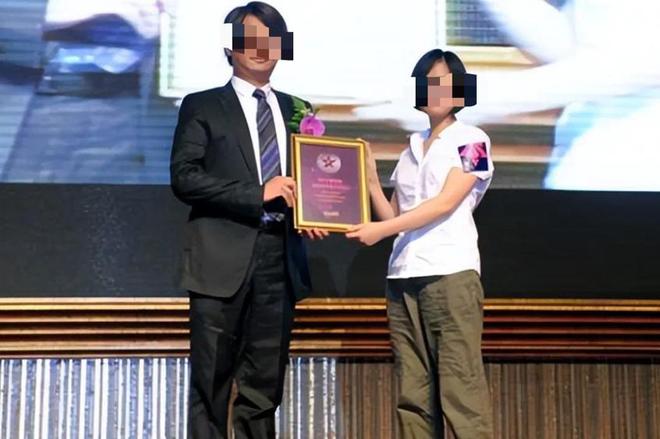 ”打了场翻身仗掌门人曾为爱疯狂亏损40亿AG真人游戏地址暴涨71%！“一代鞋王(图15)